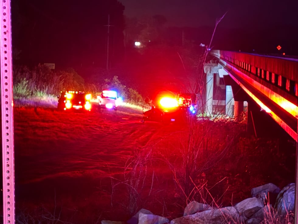 Según las autoridades, se está llevando a cabo una operación de rescate tras el vuelco de una...