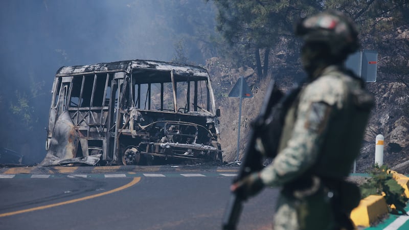 ARCHIVO Un soldado monta guardia frente a un vehículo en llamas tras ser incendiado en...