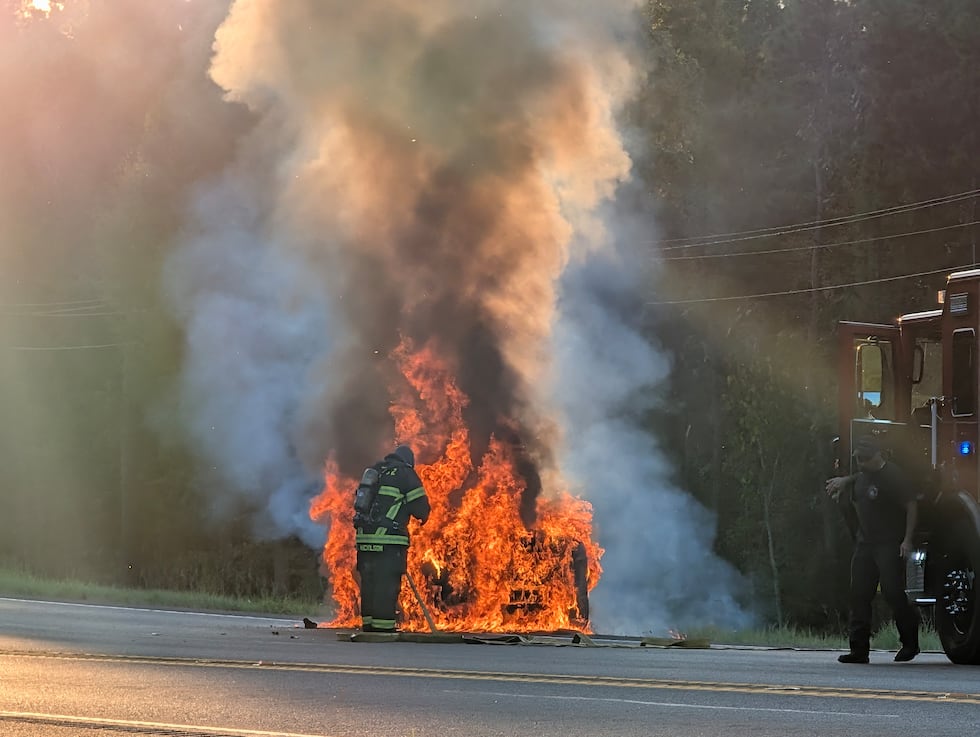 Los equipos de emergencia del condado de Smith extinguen el incendio de un coche en la...