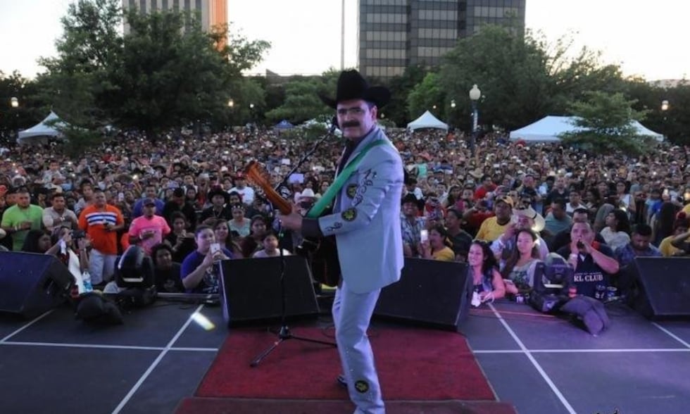 La Invasora celebró sus 15 años al aire con un gran festival en la plaza, con una atención...