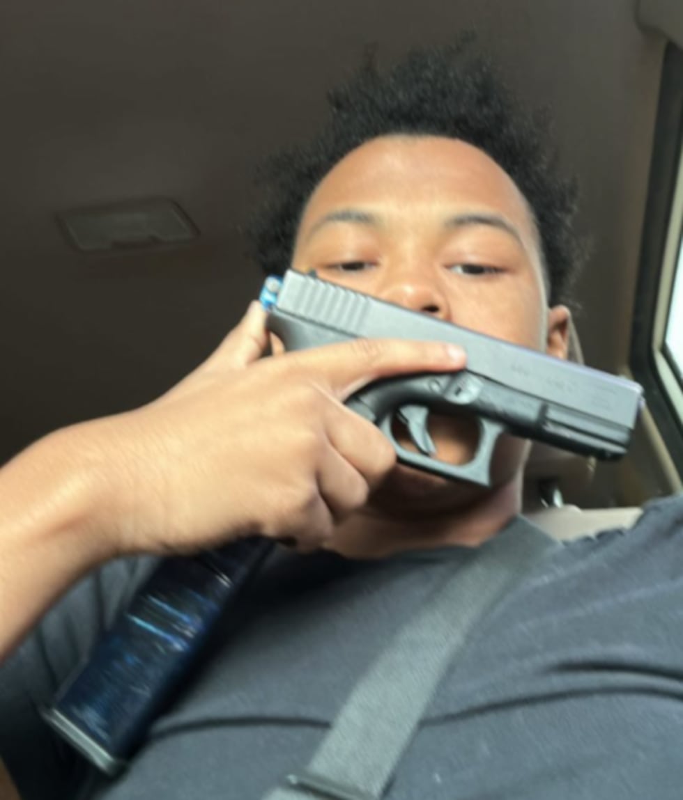 Gregg County man pleads guilty to possessing machine gun