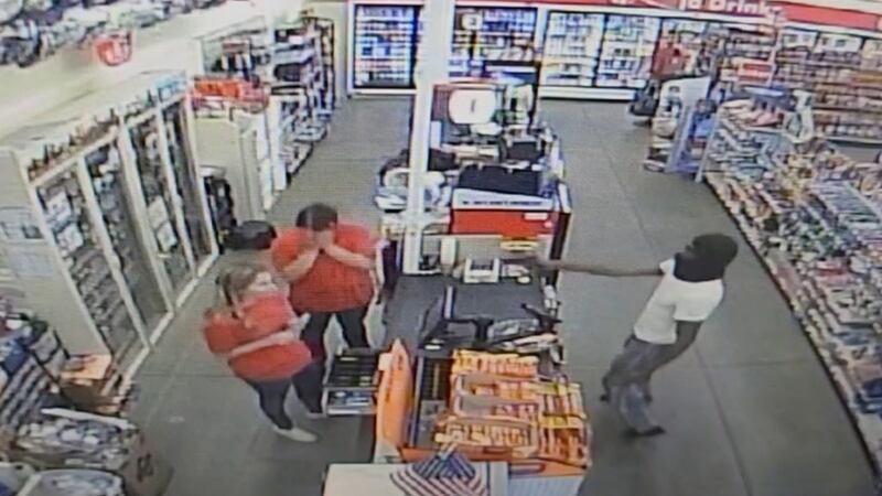 Se buscan a 2 hombres acusados de robar una tienda Family Dollar a punta de pistola en Buna.
