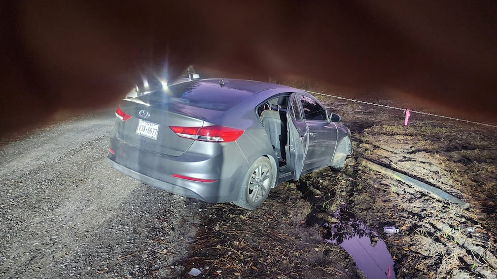 Manhunt underway in Buna after suspects flee from deputies