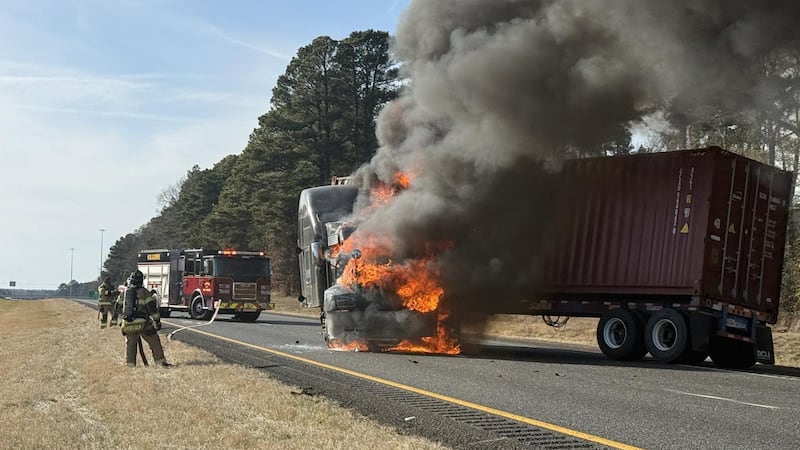 Camión de 18 ruedas en llamas provoca el cierre parcial de la I-20 cerca de Kilgore