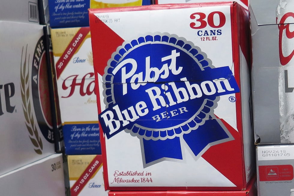 ARCHIVO – Cajas de cerveza Pabst Blue Ribbon en una licorería, el 8 de noviembre de 2018, en...