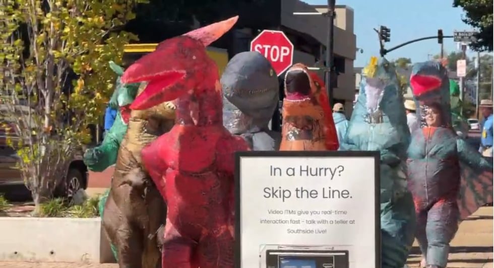 Bufete de abogados soltó criaturas disfrazadas en el centro de Tyler