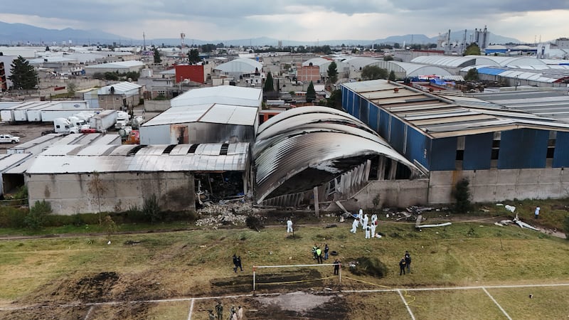 Rescatistas inspeccionan el lugar del accidente aéreo cerca del aeropuerto de Toluca en San...