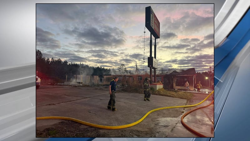 El hotel 7 Oaks Inn, en el condado de Polk, destruido por un incendio.