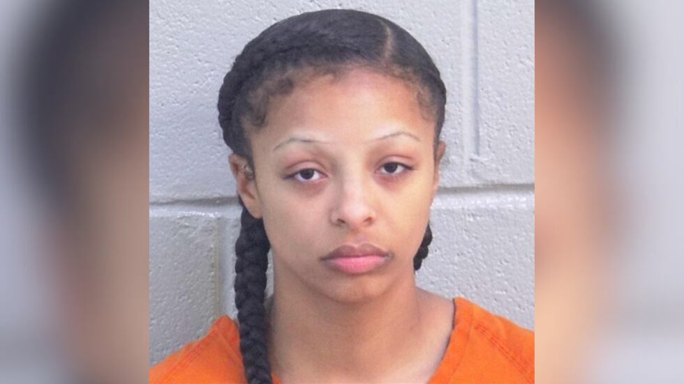 Emani Makamae Calhoun fue detenida acusada de agresión agravada con arma mortal, un delito...