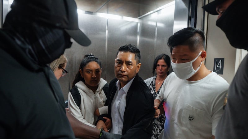 Agentes de inmigración de Estados Unidos toman a un hombre en un tribunal migratorio en Nueva...