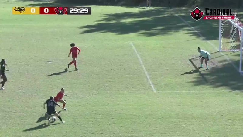 Jugadora Brianna Garcia anota un gol en la victoria de TJC sobre Trinity Valley.