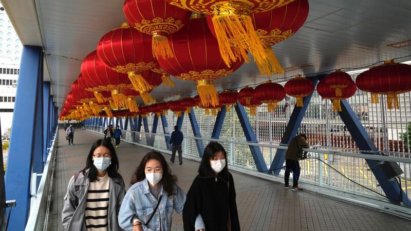 En momentos en que un brote de COVID-19 está agobiando a Hong Kong, sus 7,4 millones de...