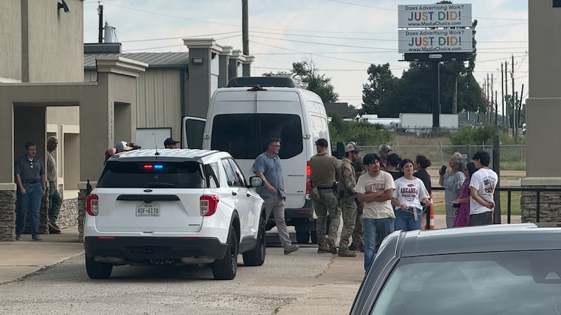Respuesta del FBI en una tienda de muebles de Tyler, junto a la carretera U.S. 69