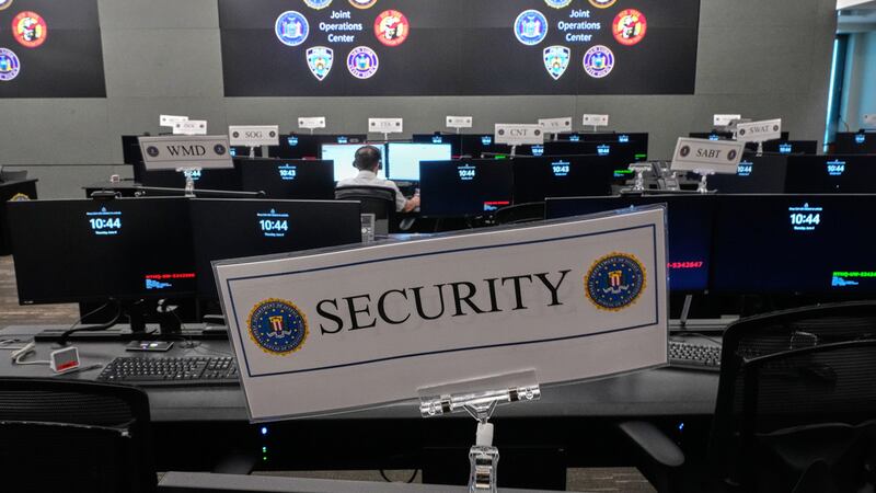 Filas de escritorios en el Centro Conjunto de Operaciones del FBI en Nueva York previo al...