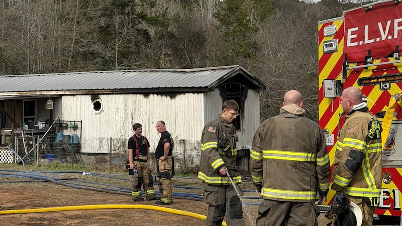 Los bomberos responden a un incendio en una casa móvil en el condado de Rusk