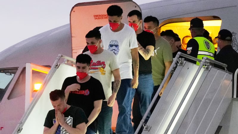 ARCHIVO – Migrantes deportados desde Estados Unidos a El Salvador meses antes de la imposición...