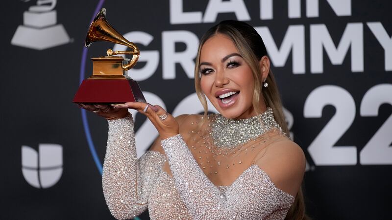 ARCHIVO - Chiquis posa en la sala de prensa con el premio a mejor álbum de banda por 'Abeja...