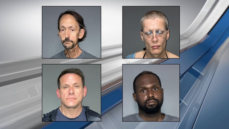 De izquierda a derecha: John Taylor, de 56 años, de Dripping Springs; Michael López, de 41...