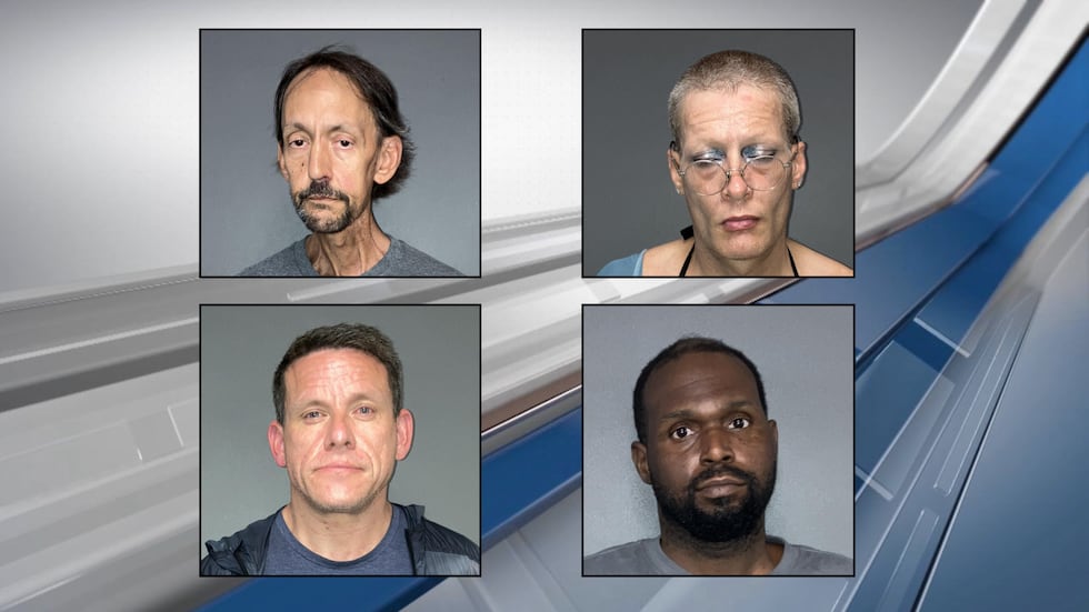 De izquierda a derecha: John Taylor, de 56 años, de Dripping Springs; Michael López, de 41...