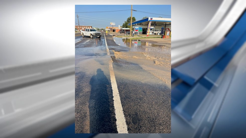 A major water leak has shut down the westbound lanes of U.S. 80 in Mineola, the city announced.