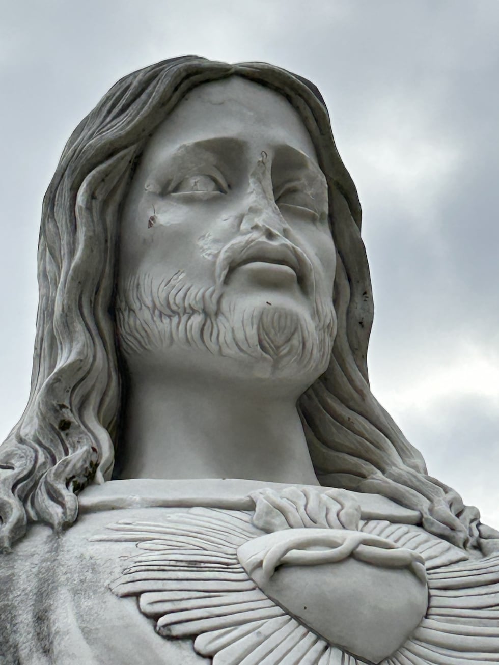 Una estatua de mármol de Jesús ha quedado sin manos ni nariz tras un acto de vandalismo en la...