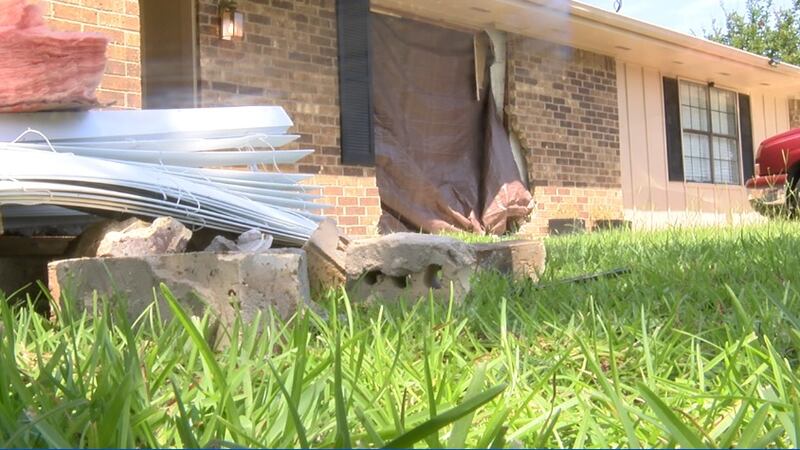 Un conductor no identificado estrelló su automóvil contra la pared de la sala de estar de la...