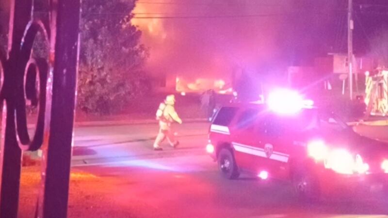 Los equipos respondieron a un incendio el viernes por la mañana al noroeste del centro de...