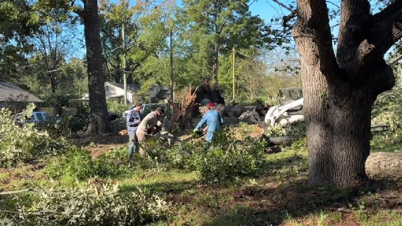 Los equipos de Kilgore trabajan para limpiar los escombros de la tormenta