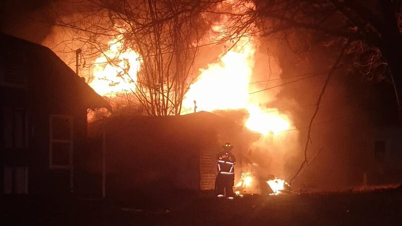 El incendio de una casa durante la noche en Gladewater ahora está bajo investigación.