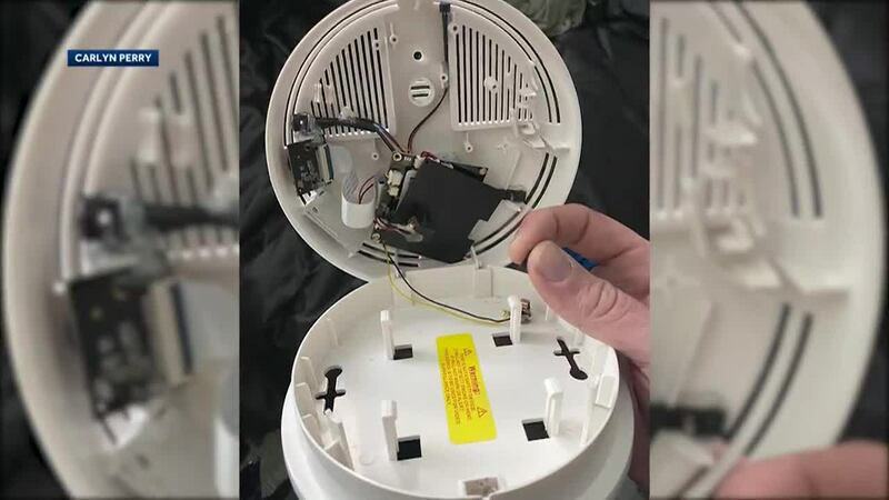 Una mujer planea mudarse de su apartamento después de encontrar una cámara activada por...