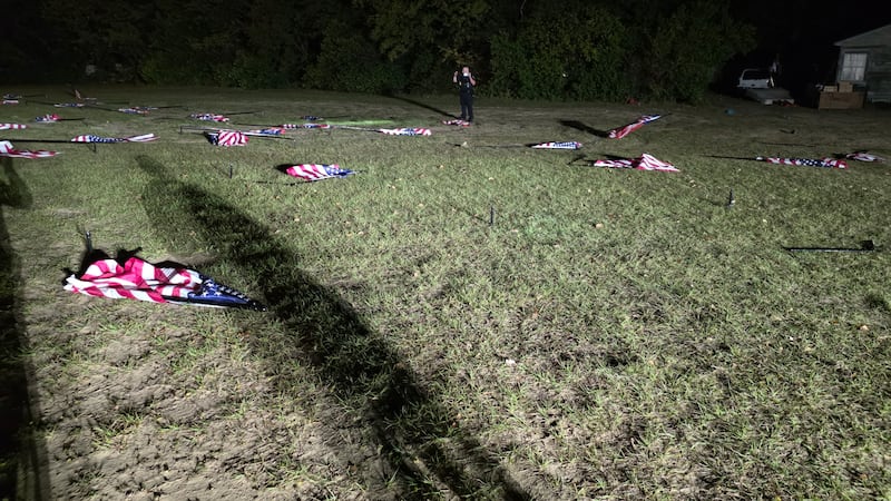 Hombre acusado de vandalizar banderas del Día de los Veteranos en Tyler dejó su licencia de...