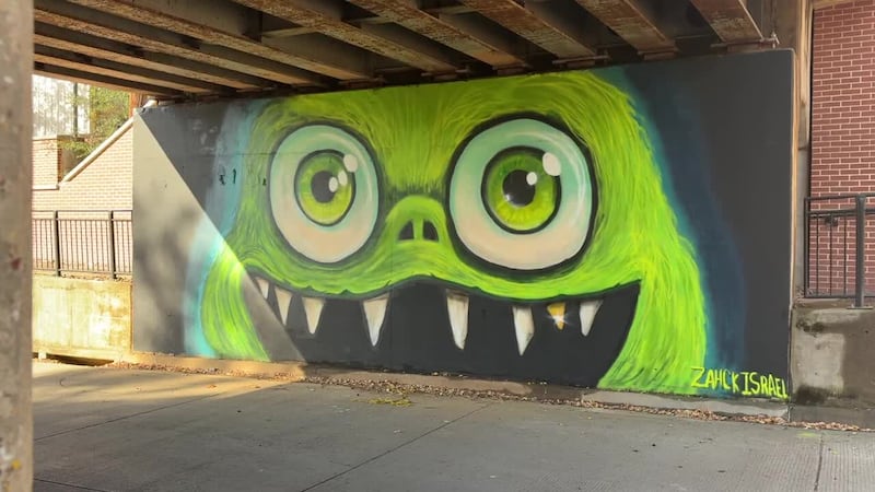 Artista de Longview añade un rostro monstruoso al famoso paso elevado de Green Street.