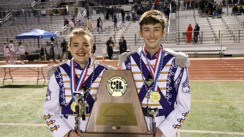 Los estudiantes de Lufkin ISD tienen el trofeo del primer lugar después de los Campeonatos...