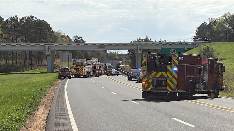 Según los servicios de emergencia, el accidente supone una situación de riesgo por materiales...