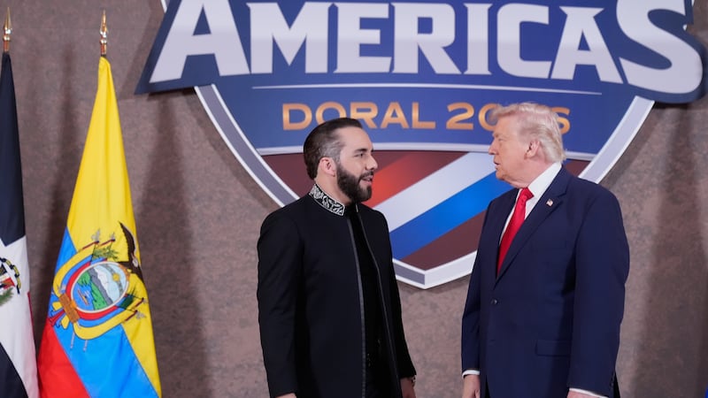 ARCHIVO – El presidente de Estados Unidos, Donald Trump, saluda a su homólogo de El Salvador,...