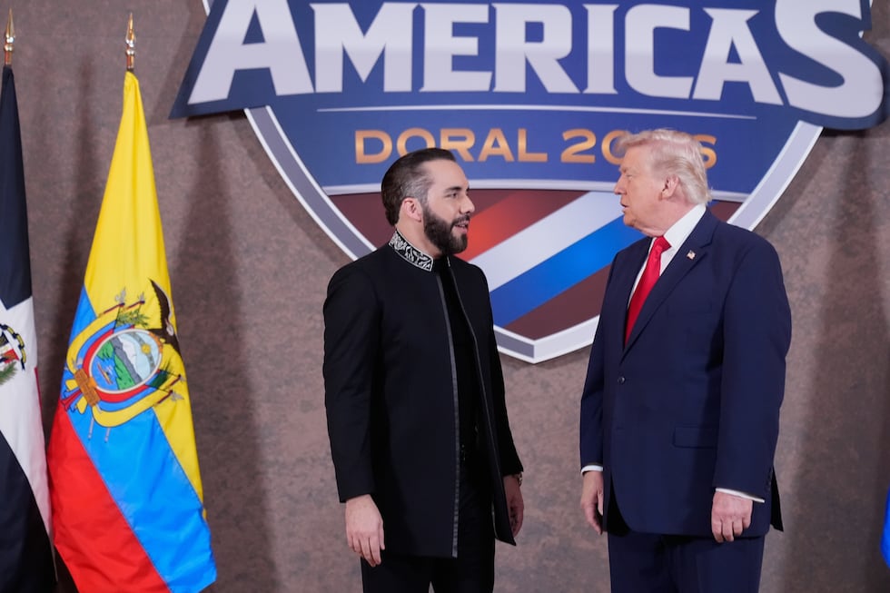 ARCHIVO – El presidente de Estados Unidos, Donald Trump, saluda a su homólogo de El Salvador,...