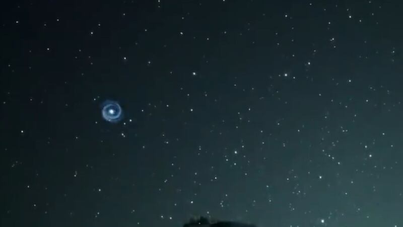 No es un pájaro... no es un avión... es un ovni.