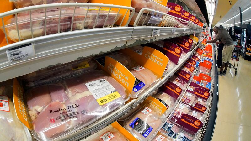El pollo se exhibe en un mercado en Pittsburgh, el 12 de julio de 2022. Se espera que el...