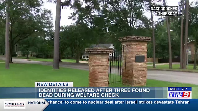 La esposa de Kirk, Amy Kirk, de 52 años, y sus hijos, William Kirk, de 22, y John Kirk, de 17,...