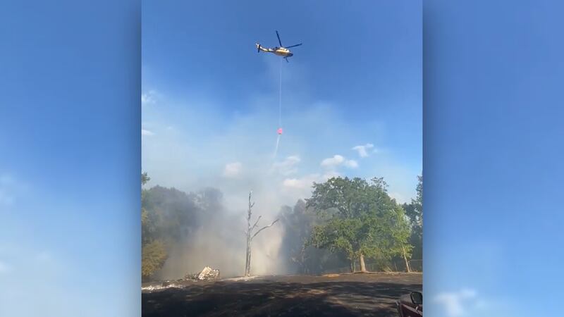 Los equipos de bomberos del condado de Polk y el Servicio Forestal de Texas A&M han contenido...