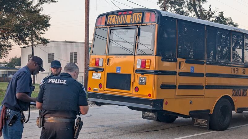 Estudiantes ilesos tras choque entre autobús escolar de Tyler ISD y camión de cemento.