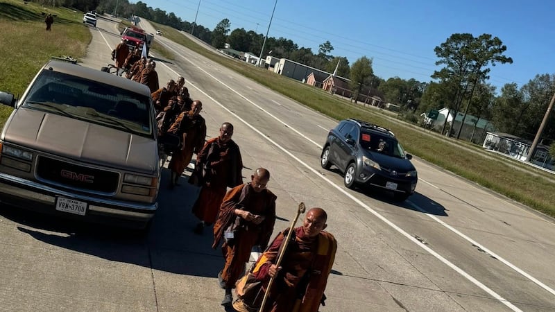 Monjes budistas caminan por el condado de Jasper, el aguacil pide a los conductores precaución