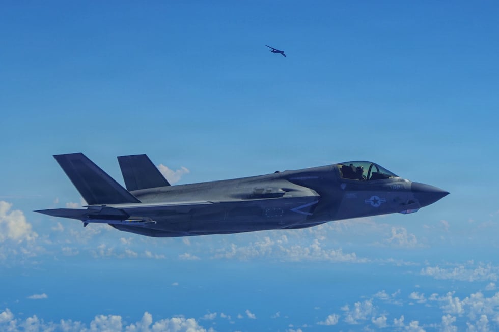 En esta imagen proporcionada por la Fuerza Aérea de Estados Unidos, un avión F-35B Lightning...