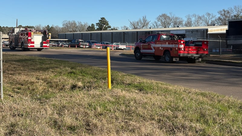 Los bomberos se encuentran en el lugar de un incendio en una planta de Coca-Cola en Lufkin,...