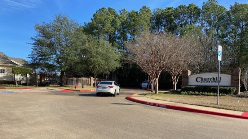Mujer arrestada después de chocar contra un edificio de Longview