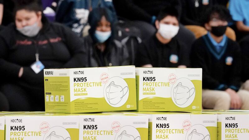 Cajas de máscaras protectoras KN95 se apilan juntas antes de distribuirlas a los estudiantes...