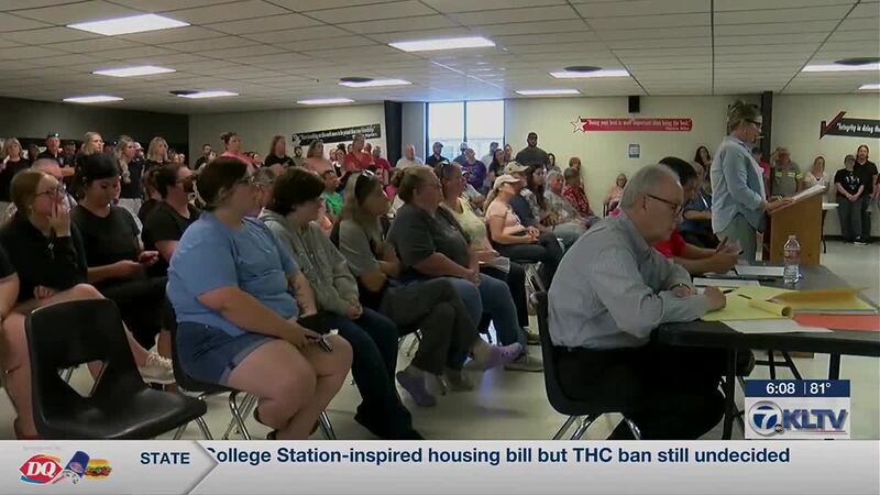 Apoyo comunitario al jefe de policía en reunión escolar de Winnsboro