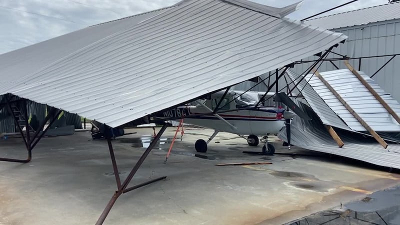 Hangares dañados por tormenta en el aeropuerto del condado Panola
