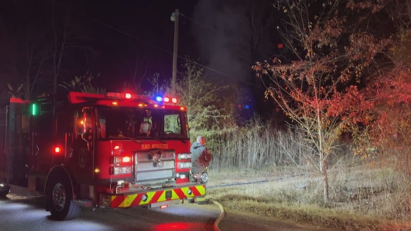 Bomberos acuden a un aviso de quema ilegal en un remolque en el condado de Smith