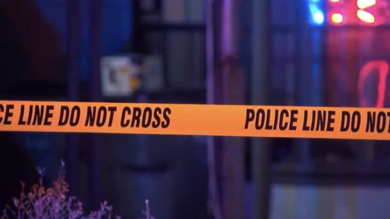 Cuando los agentes llegaron, encontraron a una mujer muerta en la vivienda.